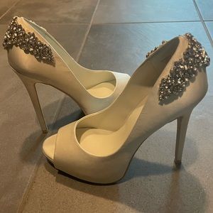 Jewel By Badgley Mischka White Bridal Platform Pumps